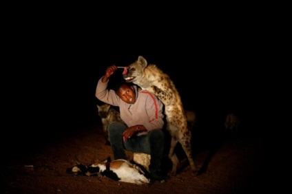 Prietenii dușmanilor sunt oameni care nu se tem de hienă și îi hrănesc din mâinile lor