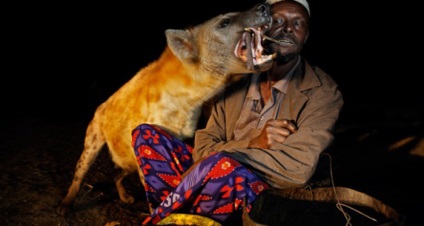 Prietenii dușmanilor sunt oameni care nu se tem de hienă și îi hrănesc din mâinile lor
