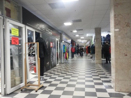 Photofact a bevásárlóközpont „Zhdanovichi” egy ügyfél azzal legalább három eladó