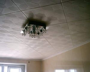 Fotografie de un tavan cu care se confruntă fără îmbinări ca un nou design al unui tavan fără sudură din țiglă
