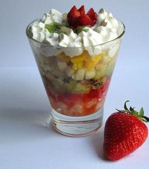 Gyümölcs saláta tejszínhabbal, egy finom blog - egyszerű receptek fotókkal