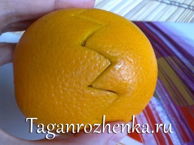 Salată de fructe într-o portocală