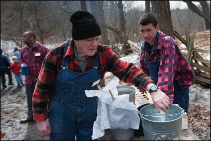 Cum să obțineți sirop de arțar în Canada, așa cum se face