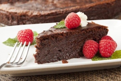 Cum să gătești un tort delicios și simplu de ciocolată