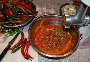 În ceea ce privește iarnă, pregăti ajika rețete adzhiki din roșii și usturoi fără a găti, regulile de gătit
