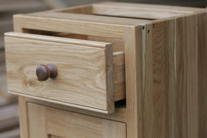 Hogyan lehet megkülönböztetni a természetes fából készült bútorok forgácslap