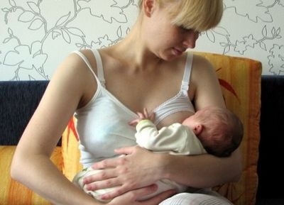 Как да се държи бебето по време на хранене, как да се пазят