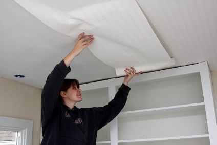 Cum să adere în mod corespunzător tapet pe tavan, reparații și materiale de construcție pentru apartament și vila