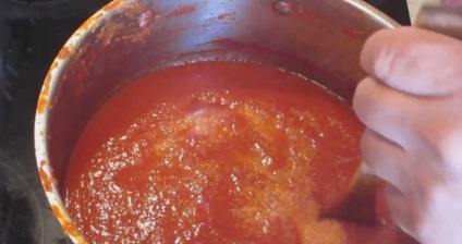 Cum se prepară pasta de tomate pentru rețetele de iarnă cu o fotografie