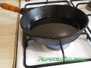 Cum să aprindeți corespunzător o tigaie din fontă cu sare, unt, pe sobă, în cuptor