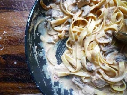 Cum să gătești pastele de paste de paste cu sos de pui și ciuperci