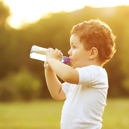 Hogyan kell tanítani a gyermeket, hogy vizet inni - a gyermek egészsége