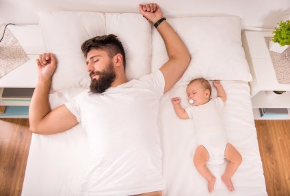 Cum să atragă un tată să aibă grijă de un nou-născut