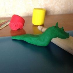 Cum să muce o plastilină de la un dragon