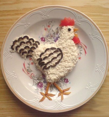 Cum să decorezi gustări pentru anul nou 2017 cu o imagine a unui cocoș sau a unui pui de găină