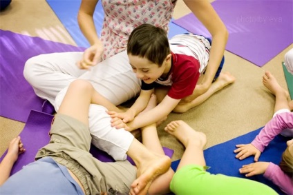 Cum totul este aranjat de un profesor de yoga pentru copii, lumina din jur