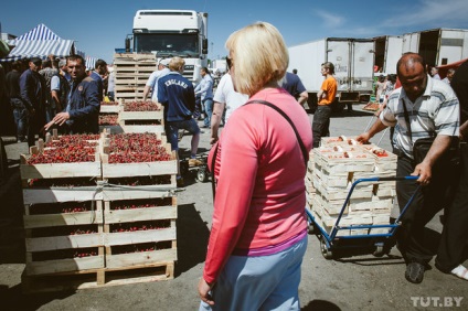 Căpșunile și cireșele sunt vândute la 42-45 mii pe kilogram
