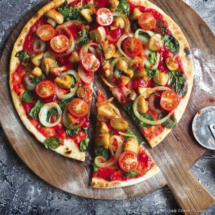 Rețete culinare - pizza cu spanac și ciuperci - cu instrucțiuni de fotografie și video pe site