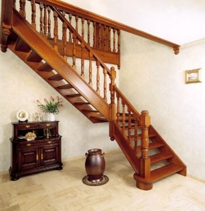 Lépcsők a házak típusú, költség és anyagok gyártása