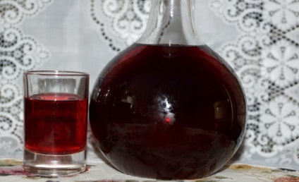 Lichior de la prune la retete acasa, cum sa faci un lichior pe vodca, alcool si lumanari