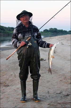 Pike halászat forog az Oka folyó ősszel