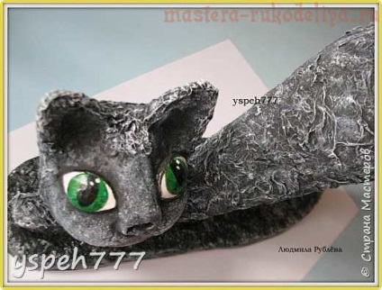 Maestru de clasă pe papier-mache o pisică cu ochi de smarald