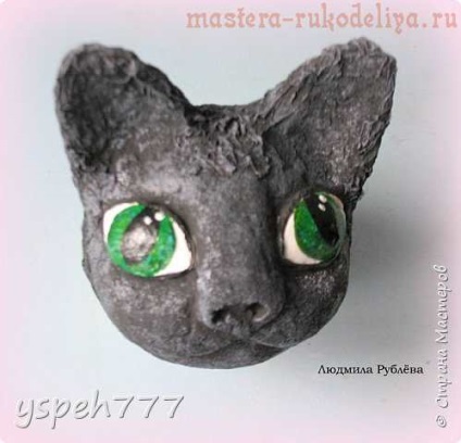 Maestru de clasă pe papier-mache o pisică cu ochi de smarald