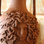 Workshop-táj Goncsarov kerámia - szobor a kertben, kancsók, vázák, „kerámia