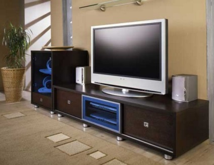 Mobilier pentru TV în camera de zi fără un loc pentru TV, rafturi și console, module foto în apartament,
