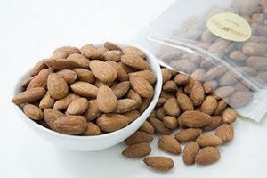 Almond, compoziția și proprietățile sale utile, calorii și rău