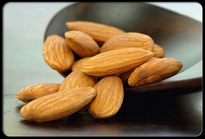 Almond, compoziția și proprietățile sale utile, calorii și rău