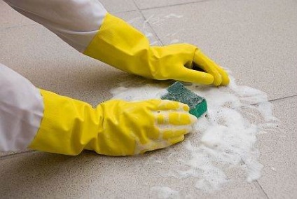 Spalarea podelelor cu mâinile lor spălate cu sare, oțet, înălbitor, consum, instrucțiuni video, fotografie