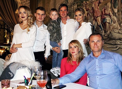 Modelul Katya Grigoriev sa întâlnit cu familia iubitului său - fotbalistul Anton Shunin, salut!