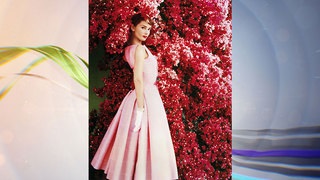 Audrey Hepburn Cred în manichiură, ruj, roz și