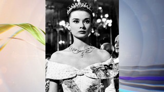 Audrey Hepburn Cred în manichiură, ruj, roz și