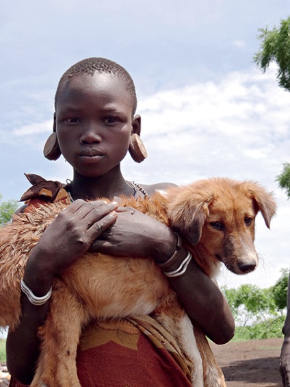 De la coarnele de pe capul la procedurile de baie cu lapte, obiceiurile popoarelor din Africa în lentila fotografică a Ninei