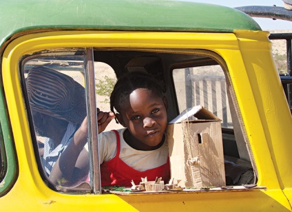 De la coarnele de pe capul la procedurile de baie cu lapte, obiceiurile popoarelor din Africa în lentila fotografică a Ninei