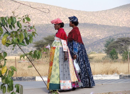 De la coarnele de pe capul la procedurile de baie cu lapte, obiceiurile popoarelor din Africa în lentila fotografică a Ninei