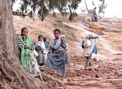 De la coarnele de pe capul la procedurile de baie cu lapte, obiceiurile popoarelor din Africa în lentila fotografică a Ninei