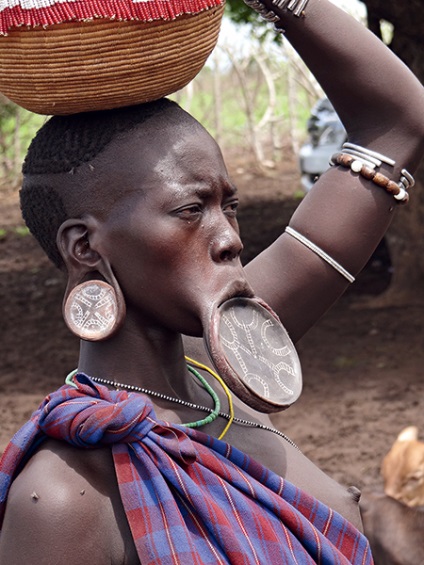 De la coarnele de pe capul la procedurile de baie cu lapte, obiceiurile popoarelor din Africa în lentila fotografică a Ninei