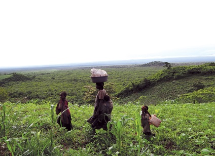 De la coarnele de pe capul la procedurile de baie cu lapte, obiceiurile popoarelor din Africa în lentila fotografică a Ninei