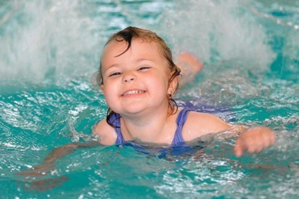 Úszás gyerekeknek, hogyan kell tanítani a gyermeket, hogy úszni (videó)