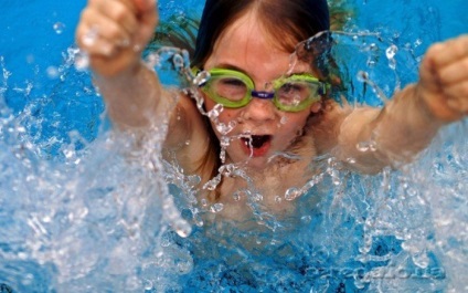 Úszás gyerekeknek, hogyan kell tanítani a gyermeket, hogy úszni (videó)