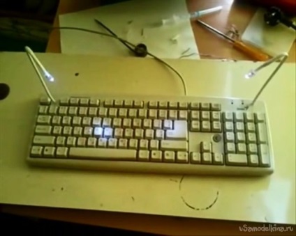 Lumina de fundal pentru tastatură cu propriile mâini