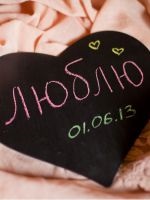 Pozicionálja fotózásra egy fürdőruhát (fürdőruha) Jelentenek egy fotózásra egy fürdőruhát