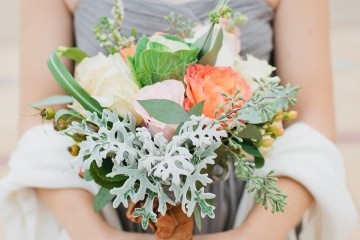 O varietate de buchete de nunta de flori proaspete, buchete de margele