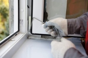 Repararea scurgerilor între o fereastră din plastic și un prag de fereastră