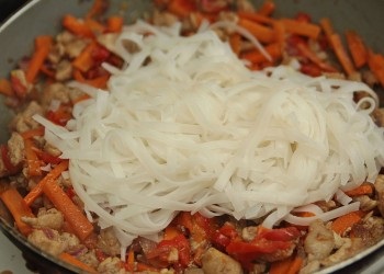 Tăiței de orez cu pui și ardei dulci - rețetă pas cu pas cu fotografie