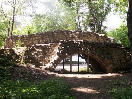 Romantikus híd a kertben Neskuchnii vezet az esküvő (fotók, a rejtély)