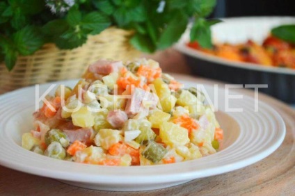Salată de salată cu cârnați